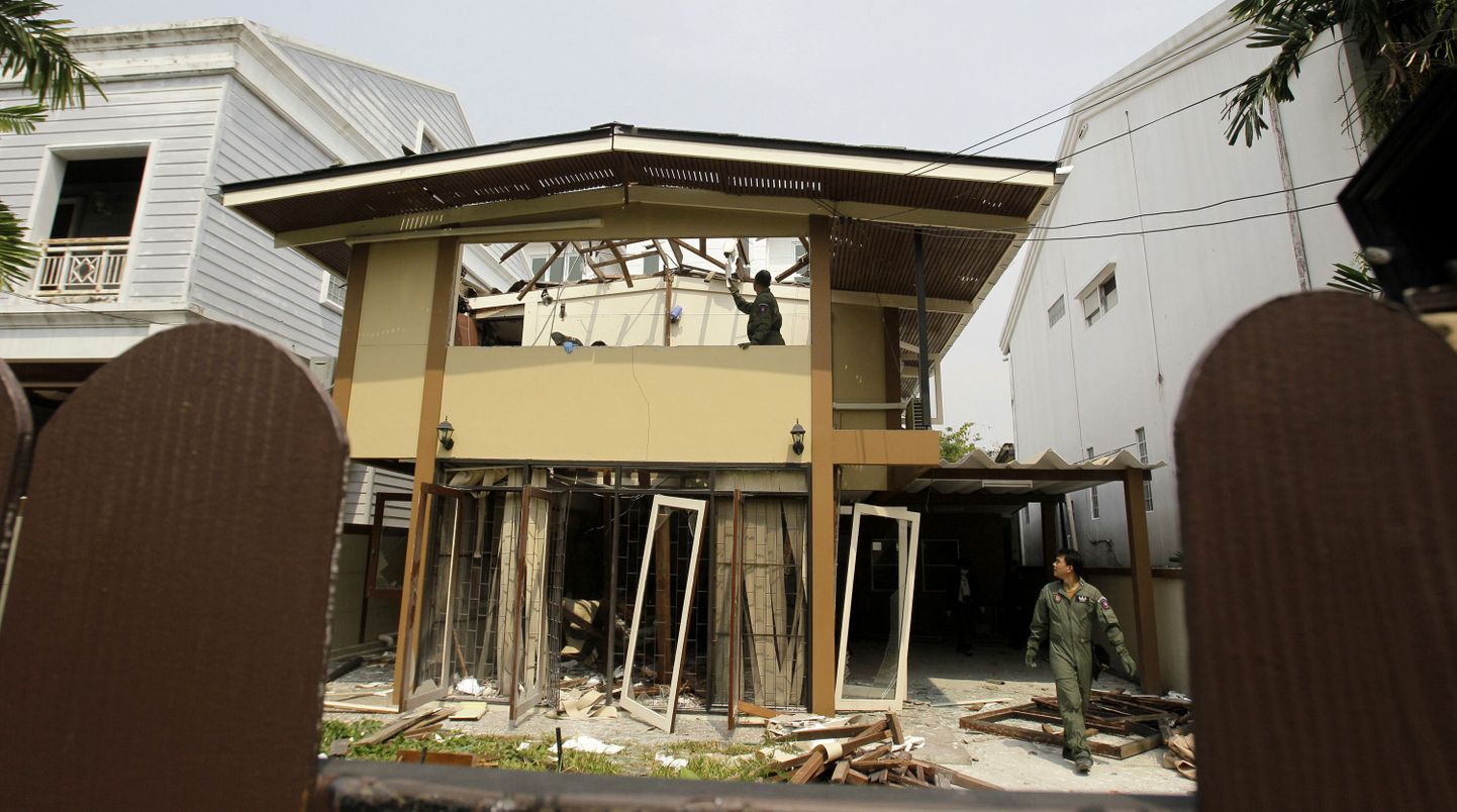 Tai pommieksperdid uurivad eilses plahvatuses purunenud maja Bangkokis.
