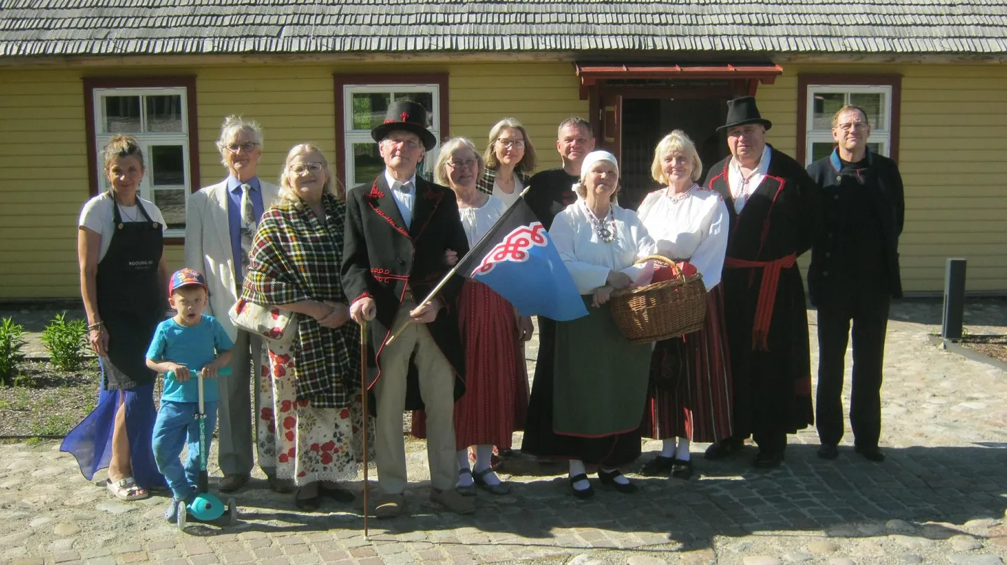 Osa saabunutest on kogunenud Mulgi elamuskeskuse juurde.