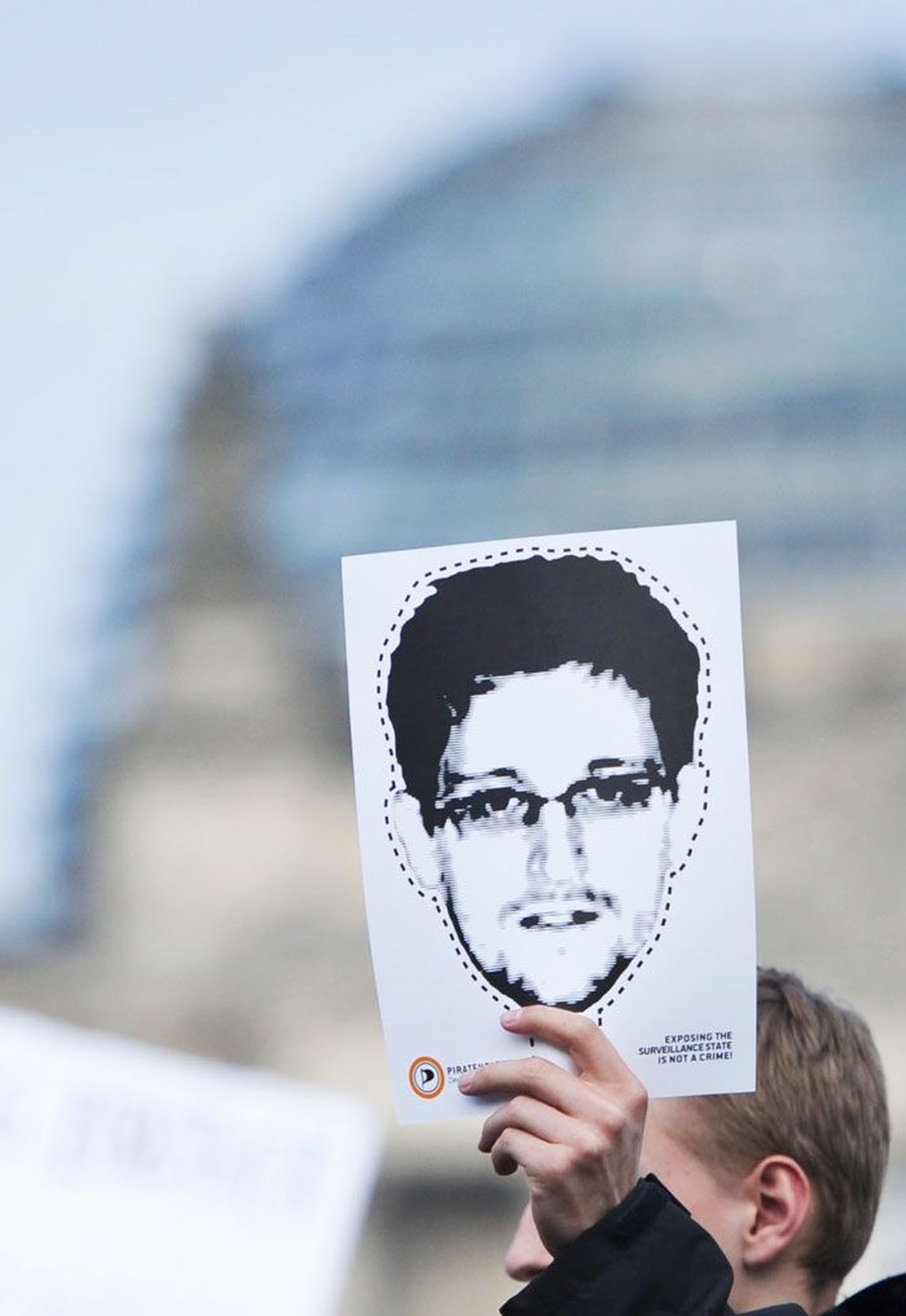 В Берлине сторонники Сноудена требовали дать ему политичес­кое убежище в Германии.