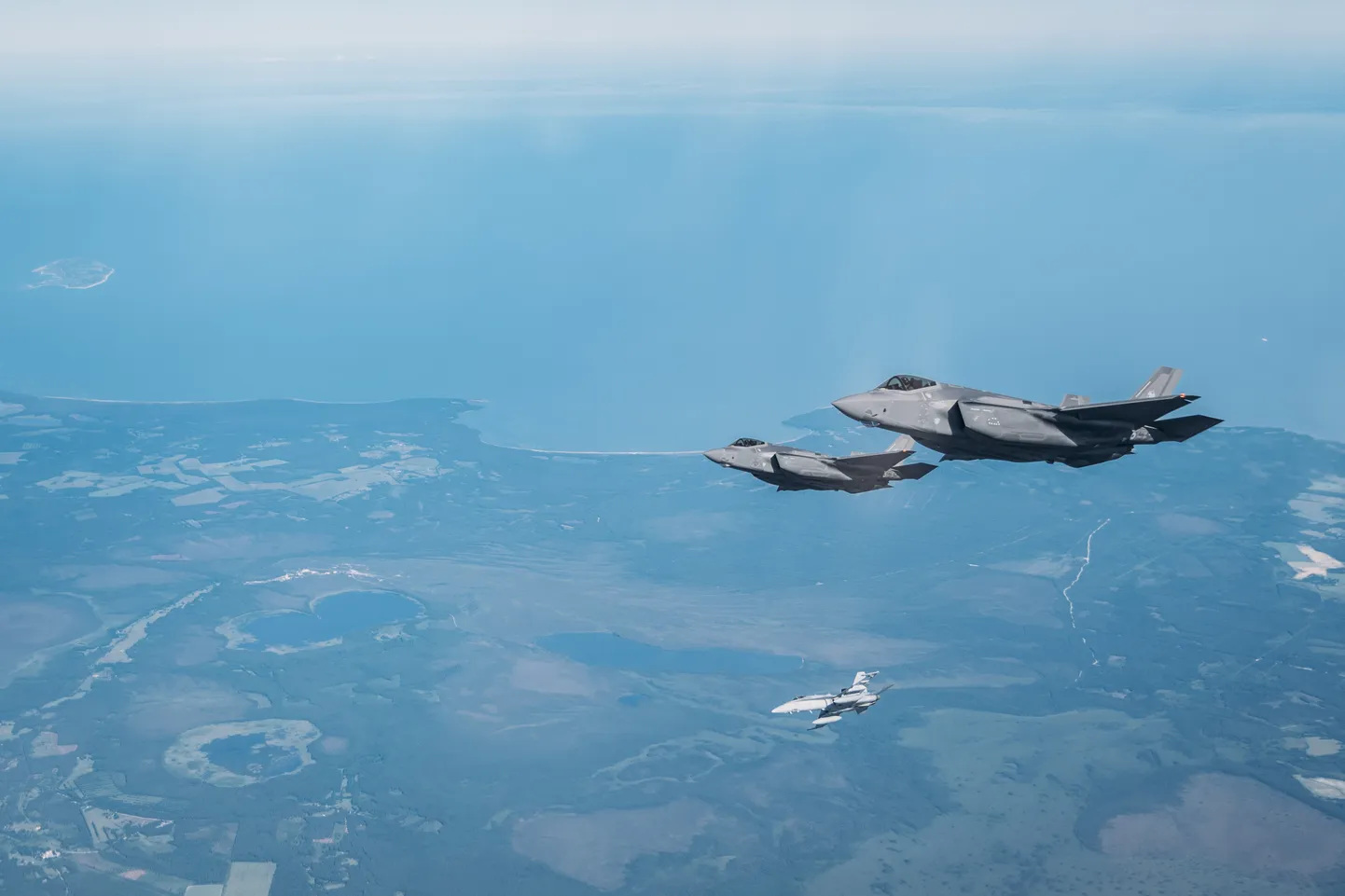 Hollandi kuningliku õhuväe piloodid hävituslennukitel F-35 teevad sel nädalal Eesti õhuruumis madallende.