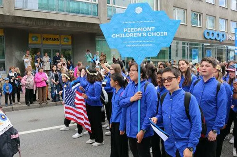 Piedmonti lastekoor 2019. aasta laulupeo rongkäigus.