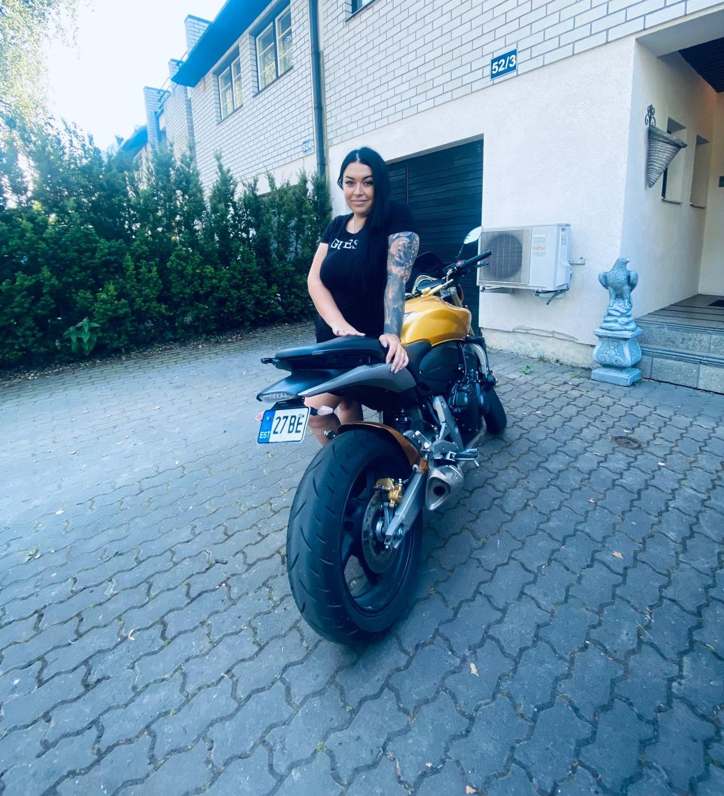 Мерили Тиммер с мотоциклом.