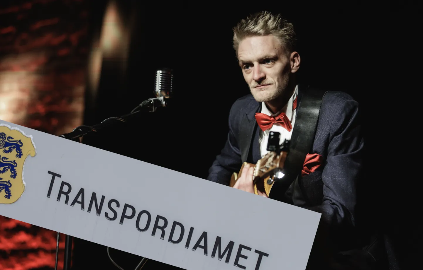 Pikale veninud esmase juhiloa vahetamine on viinud muusik Paul Neitsovi olukorda, kus ta vaatab ja imestab, mis transpordiametis toimub.