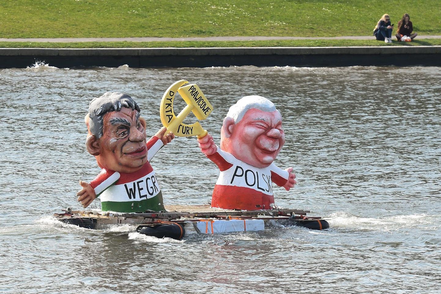 Satiiriline aktsioon Krakówis, kus kujutatakse Ungari peaministrit Viktor Orbánit ja Poola valitsuspartei PiS juhti Jarosław Kaczyńskit. 