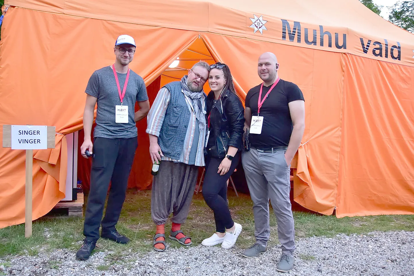 FOTO VINGERIGA: Taavi Traumann, Keidy Jõgi, Alo Aavik ja rokkstaar Hardy Volmer (keskel).
