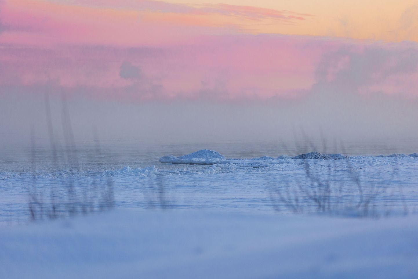 Клубы пара в Балтийское море на фоне зимнего неба