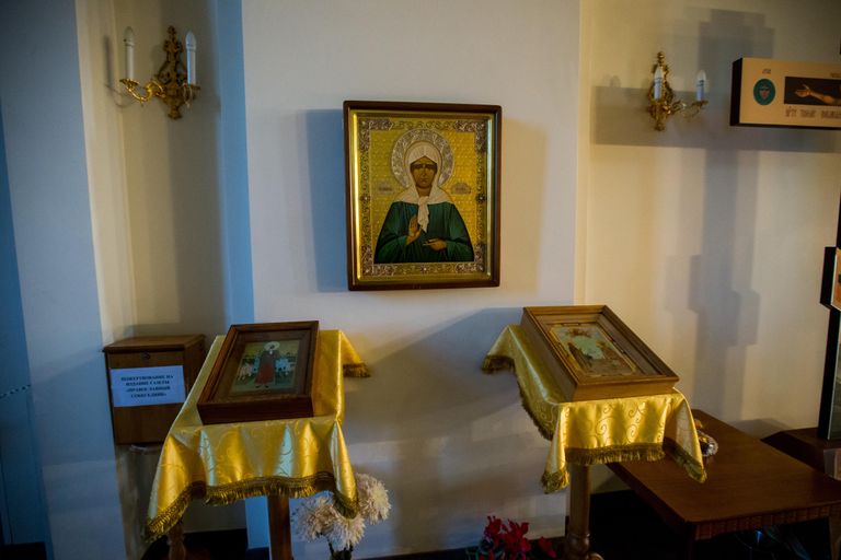 Püha Matrona Moskovskaja ikoon asub Lasnamäe ikooni kiriku seinal aukohal.