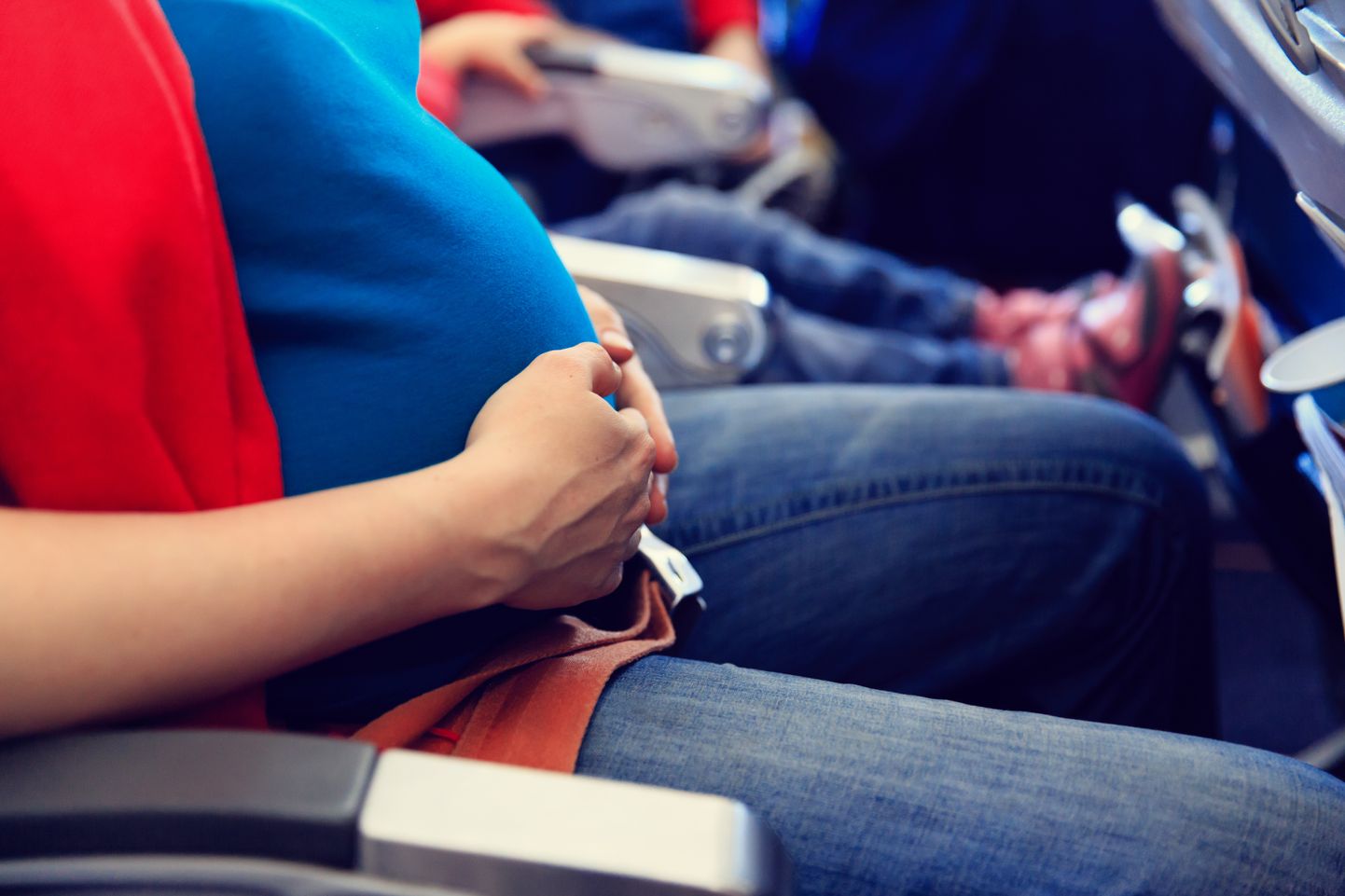 Беременная женщина в самолете. Иллюстративное фото