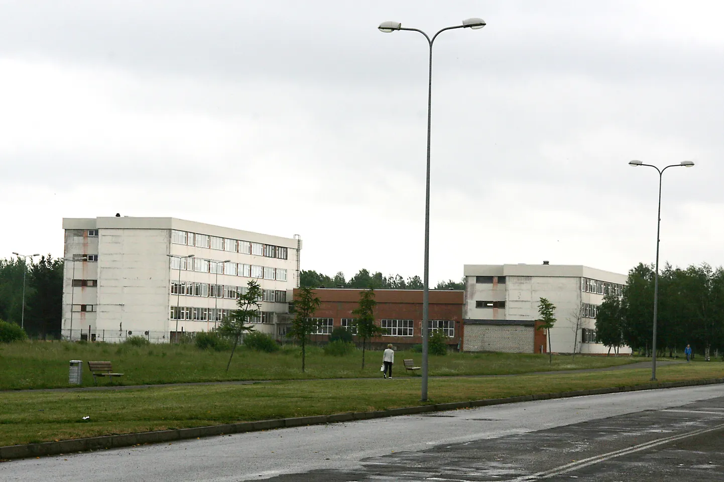 Kuna 85 protsenti Lüganuse valla lastest õpib juba praegu kahes Kiviõli koolis, on mõlema jätkamine ka pärast haridusvõrgu korrastamist tõenäoline. Pildil oleva vene kooli ühendamine eesti kooliga võiks kõne alla tulla alles aastate pärast.