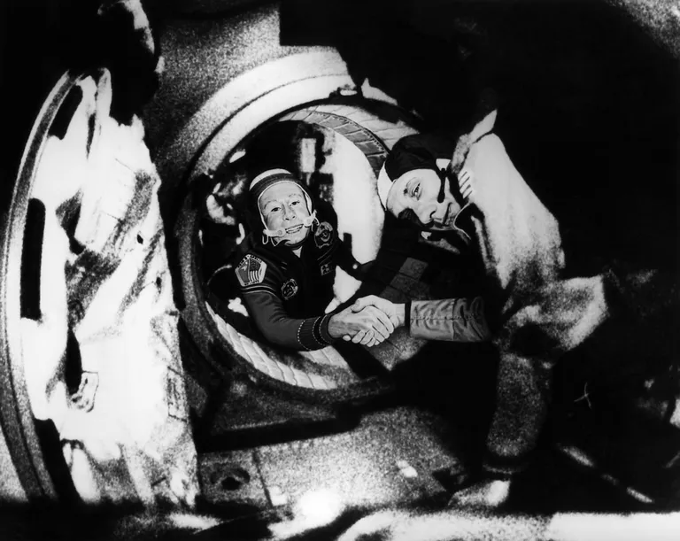 Алексей Леонов и командир Apollo Томас Стаффорд.