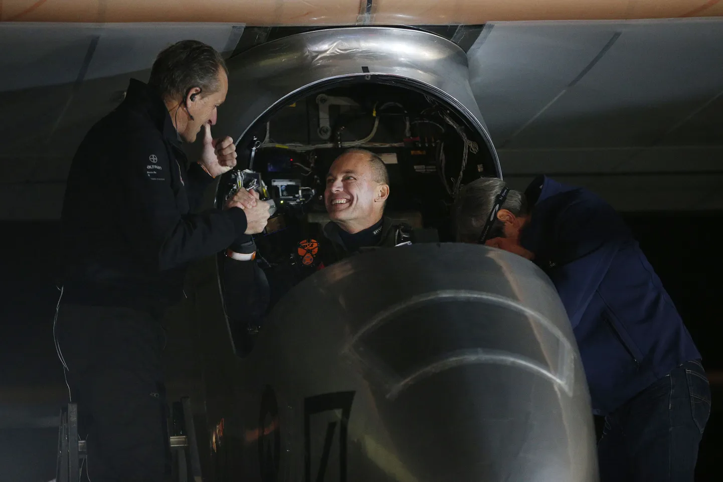 Solar Impulsi piloodid Andre Borschberg (vasakul) ja Bertrand Piccard suruvad enne õhkutõusu teineteisel kätt.