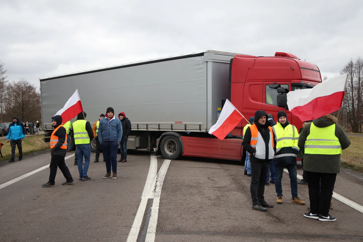 Польские фермеры протестуют против ценового давления, налогов и экологического регулирования, которым недовольны фермеры по всей Европе, а также против импорта сельскохозяйственной продукции и продуктов питания из Украины.