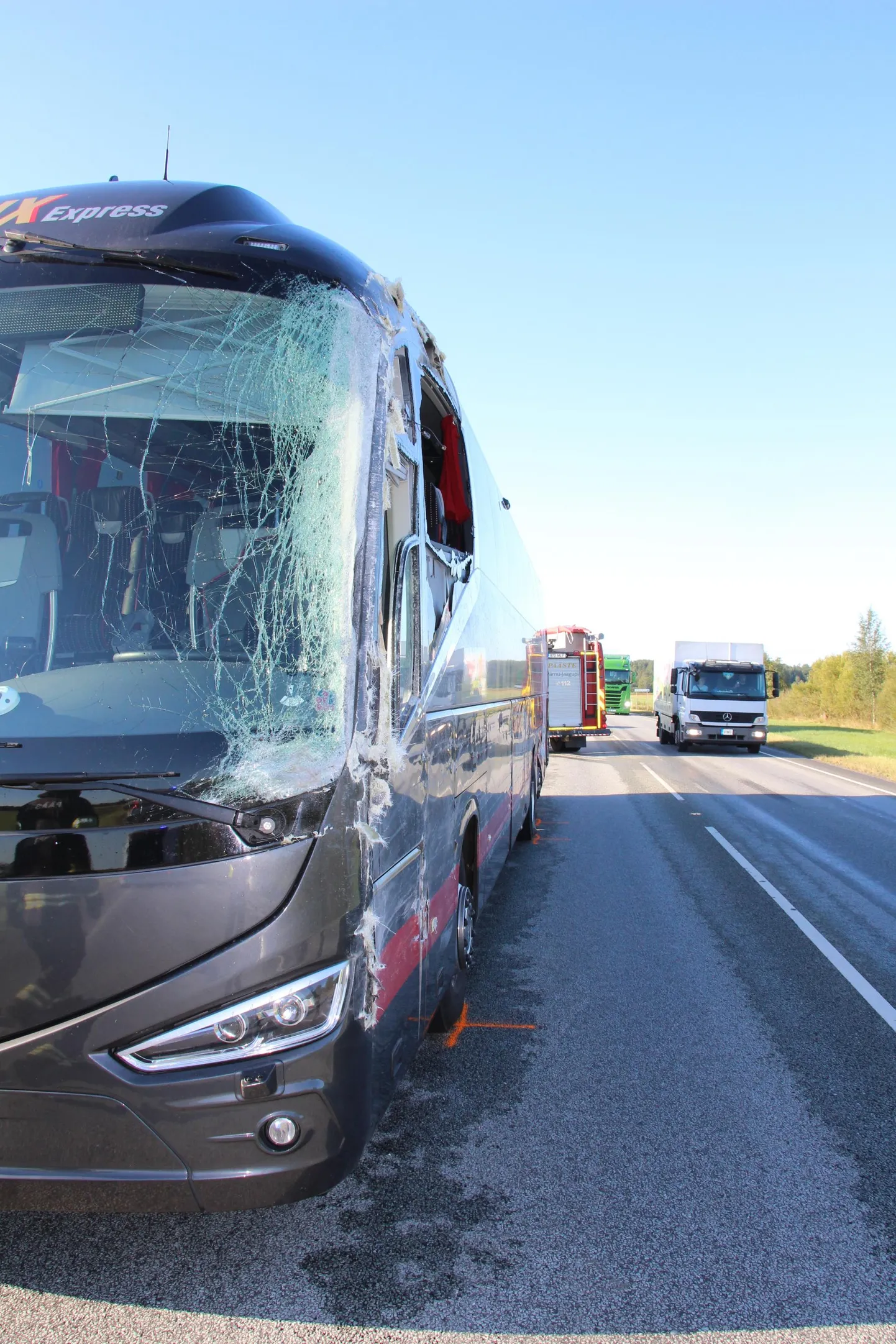 Kurena külas juhtunud liiklusõnnetuses põrkasid külgepidi kokku liinubuss ja kaubik.