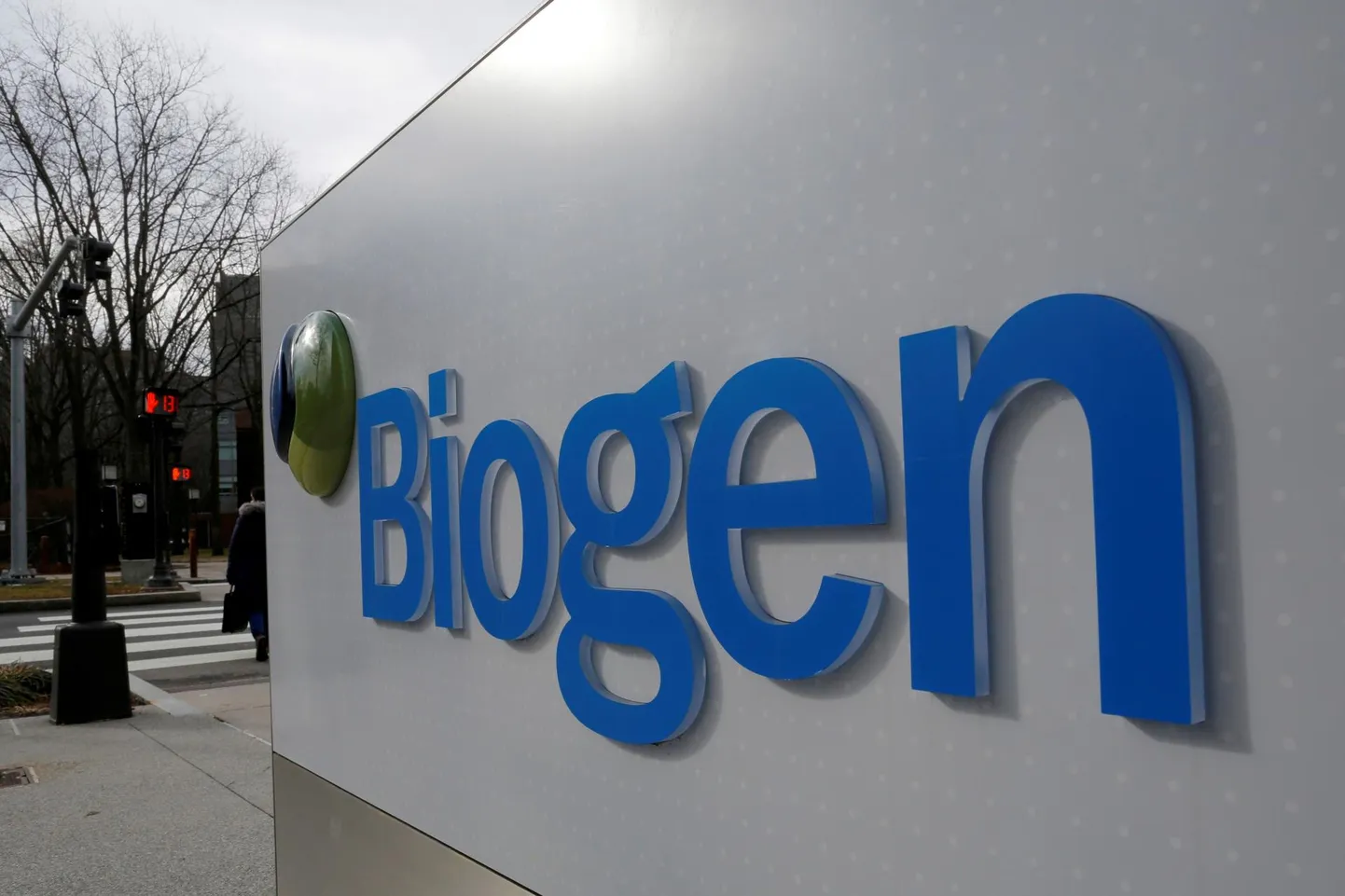 Biogeni logo ettevõtte peakorteris Cambridge&#39;is, Massachusettsi osariik.