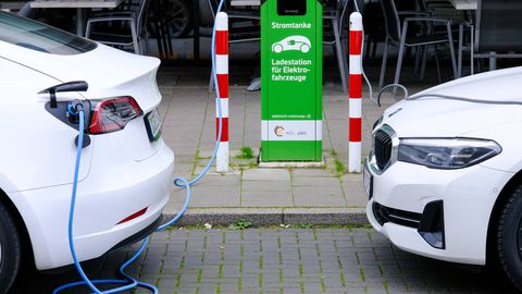 Сколько стоит зарядка электромобиля в Эстонии и других странах Европы?