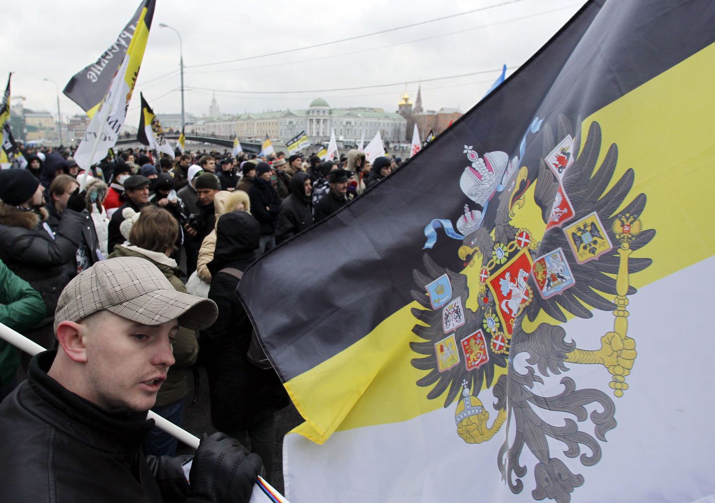Vene natsionalistid Msokvas Bolotnaja väljakul täna. Esiplaanil Romanovite dünastia kolmevärviline lipp koos vapi pildiga.