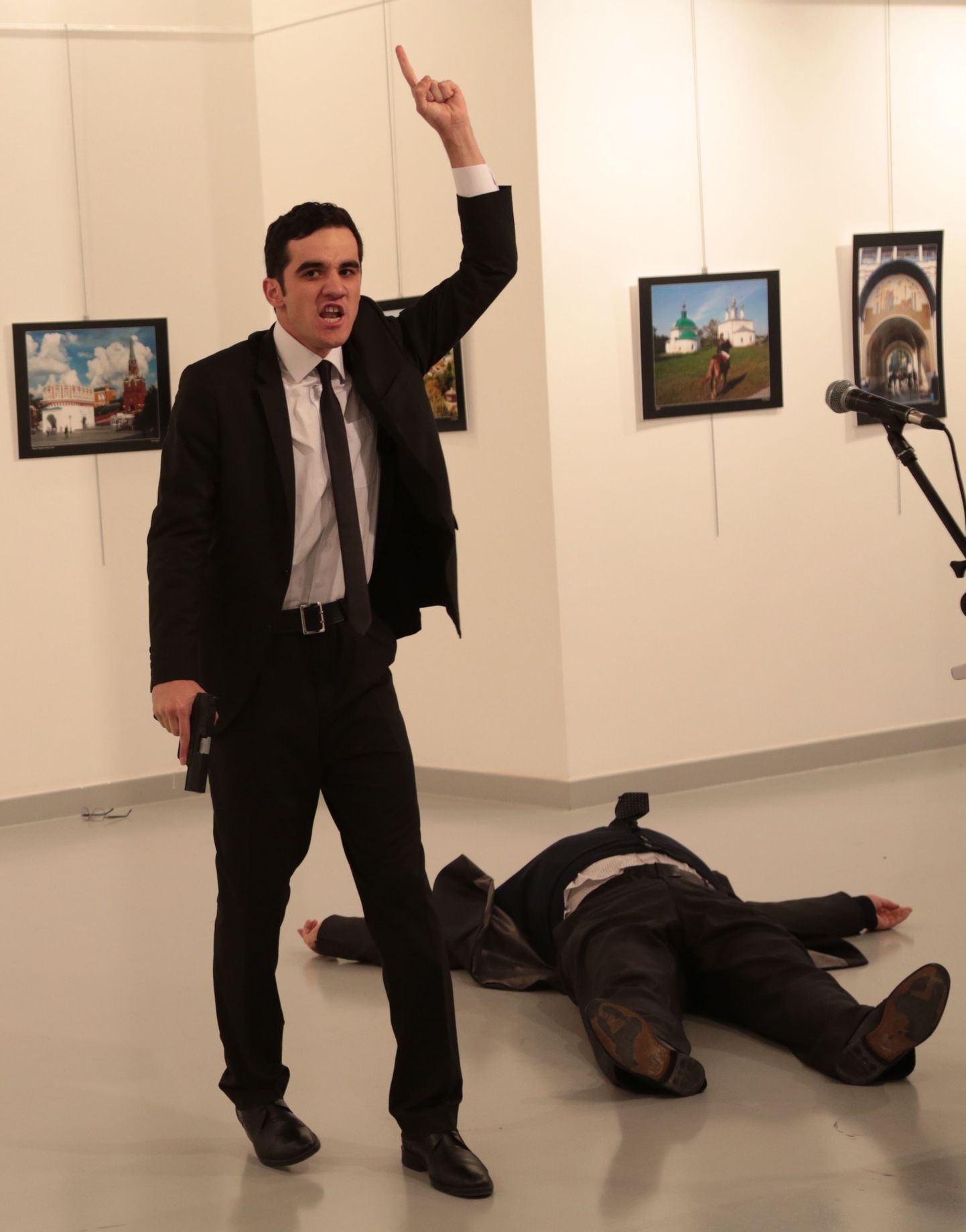 Фото с места событий: мужчина с оружием возле тела российского посла в Турции Андрея Карлова.