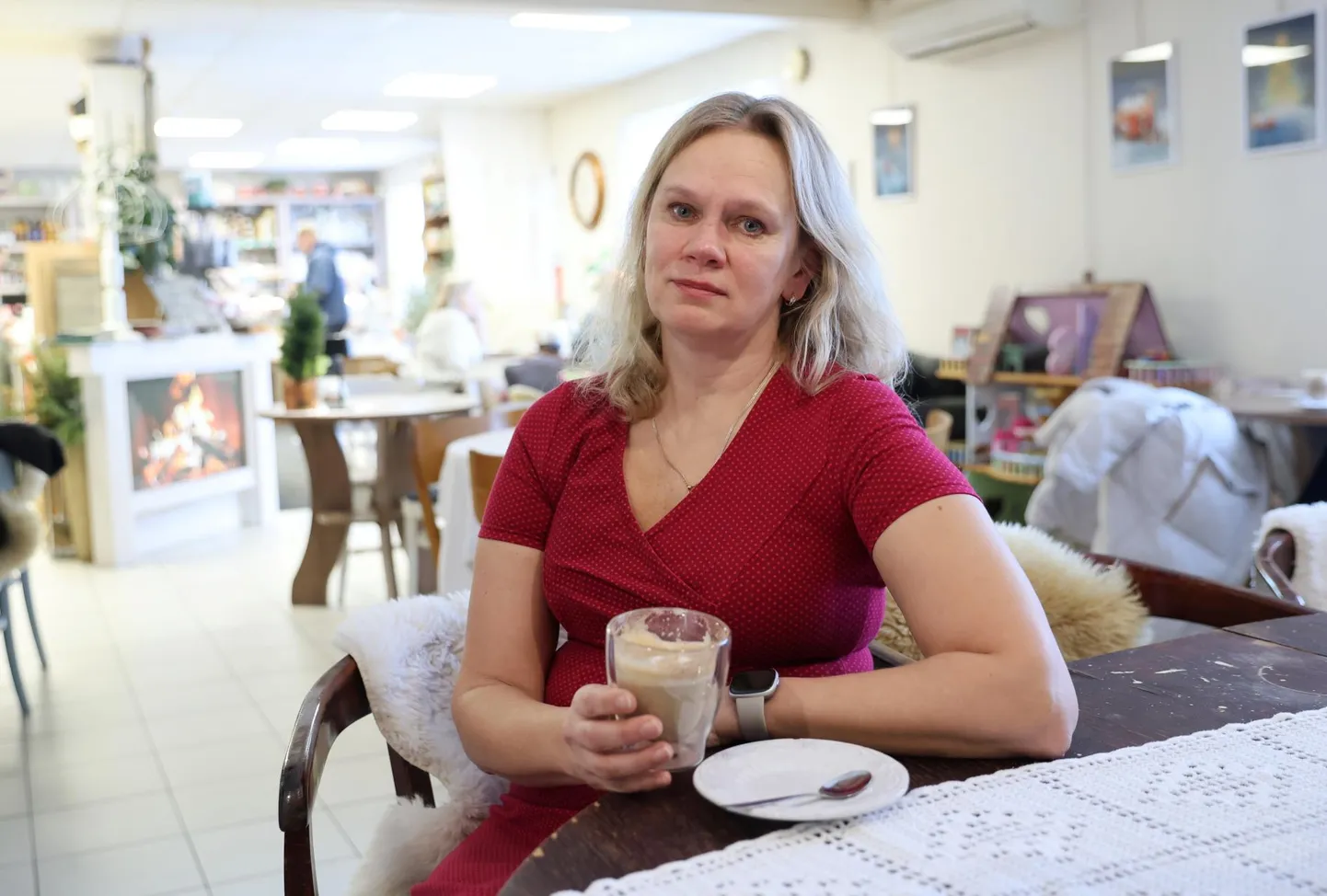 Geenidest tuleneva suure rinnavähiriskiga Karin langetas karmi otsuse: ta loobus oma rindadest ja palus kirurgil need implantaatidega asendada. Kõik läks hästi.