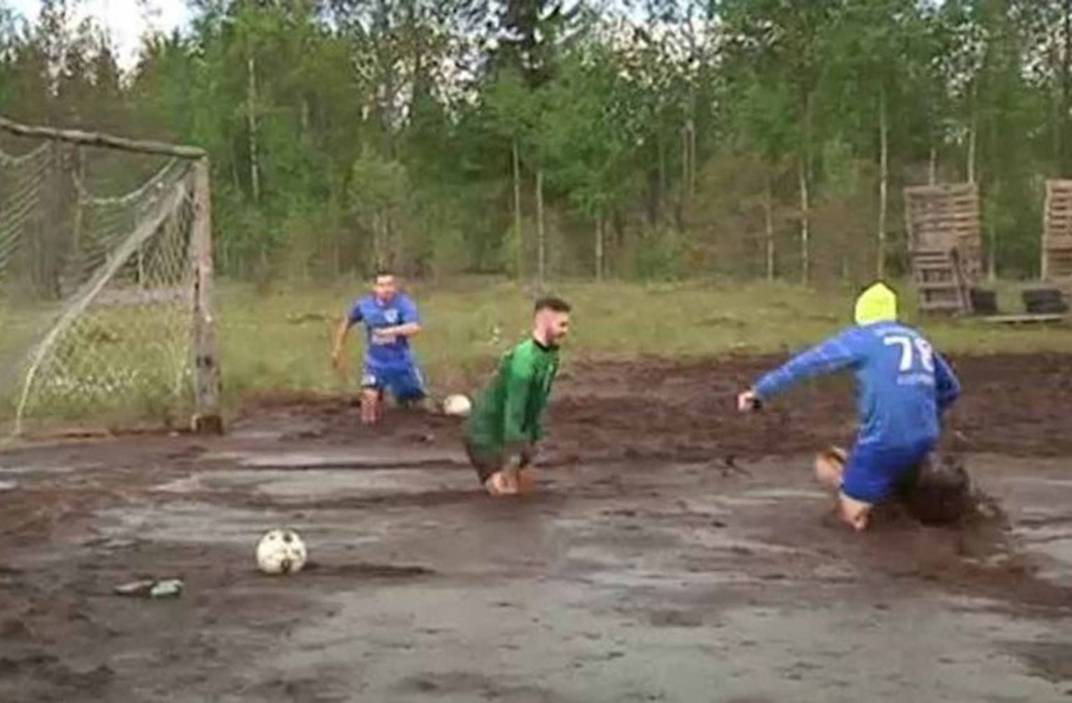 Krievijā futbola entuziasti aizvada maču dubļos