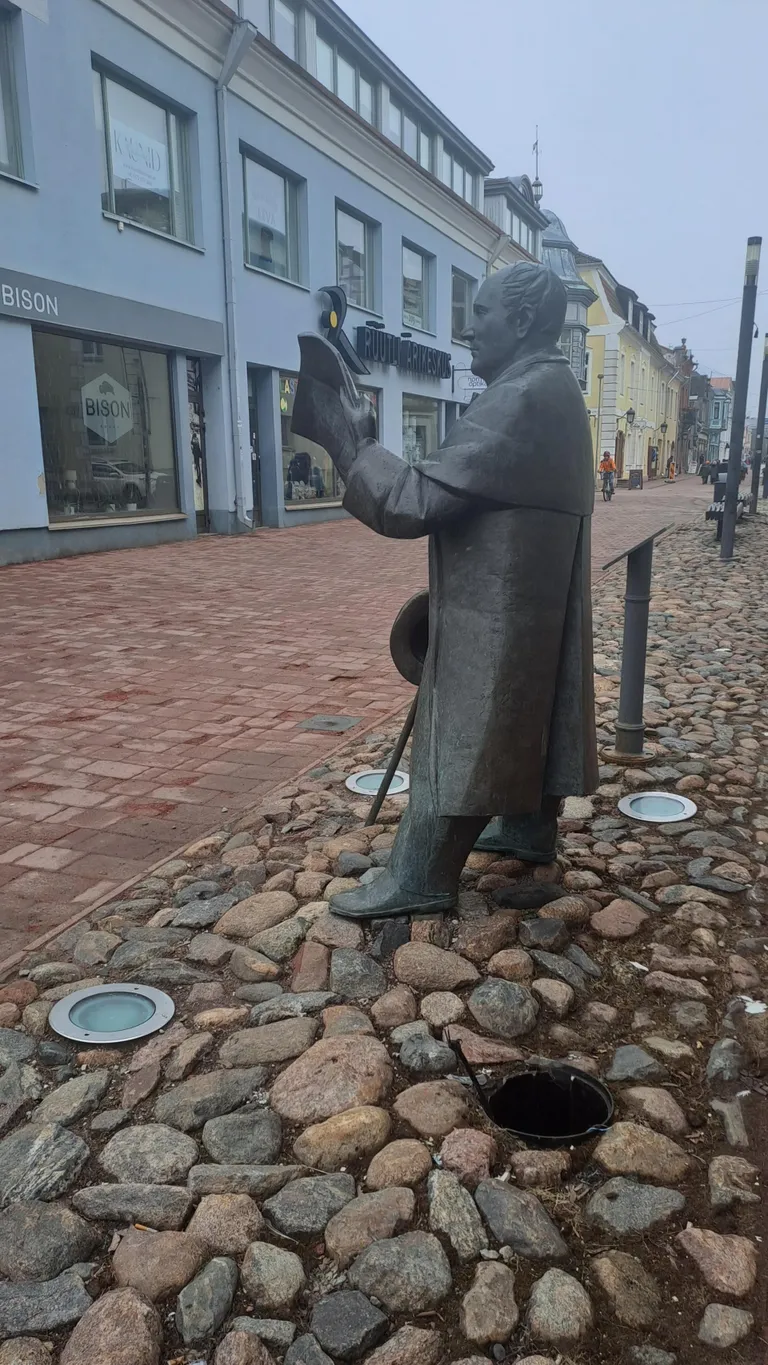 Johann Voldemar Jannseni kuju valgustama pidava valgusti asemel haigutab auk.