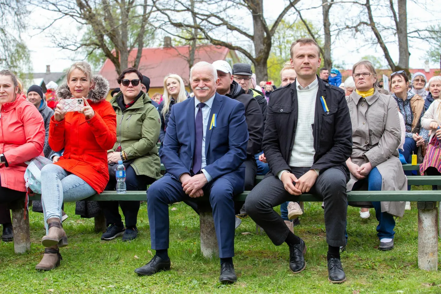 Põhja-Sakala vald tellis volikogu esimehe Priit Toobali (paremal esiplaanil) firmalt Ukraina põgenike toitlustamist ilma võistlevaid pakkumisi võtmata. Kahest maksest suurim tehti Jüri Hanseni (vasakul esiplaanil) vallavanemaks olemise ajal.