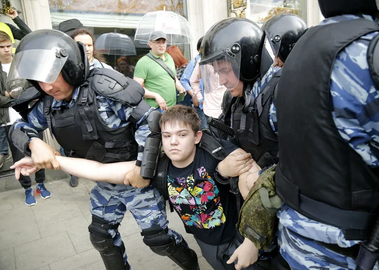 Vene märulipolitsei tegutsemas meeltavaldava rahva vastu / Scanpix