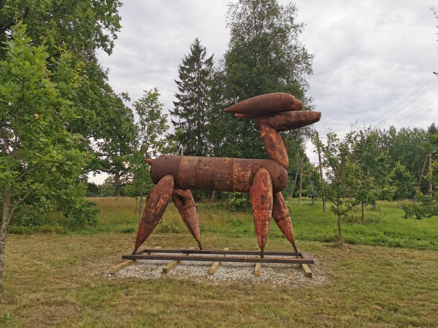 Mati Karmini miinidest põdraskulptuur Postiteel.