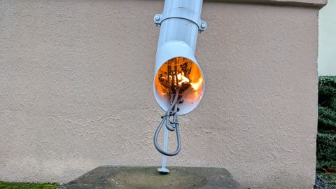 Tartus tossas kolmekorruselise maja räästas