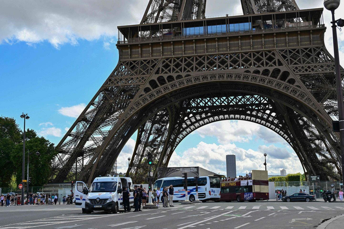 Prantsuse ametivõimud kindlustamas ala Eiffeli torni lähistel 12. augustil 2023. aastal