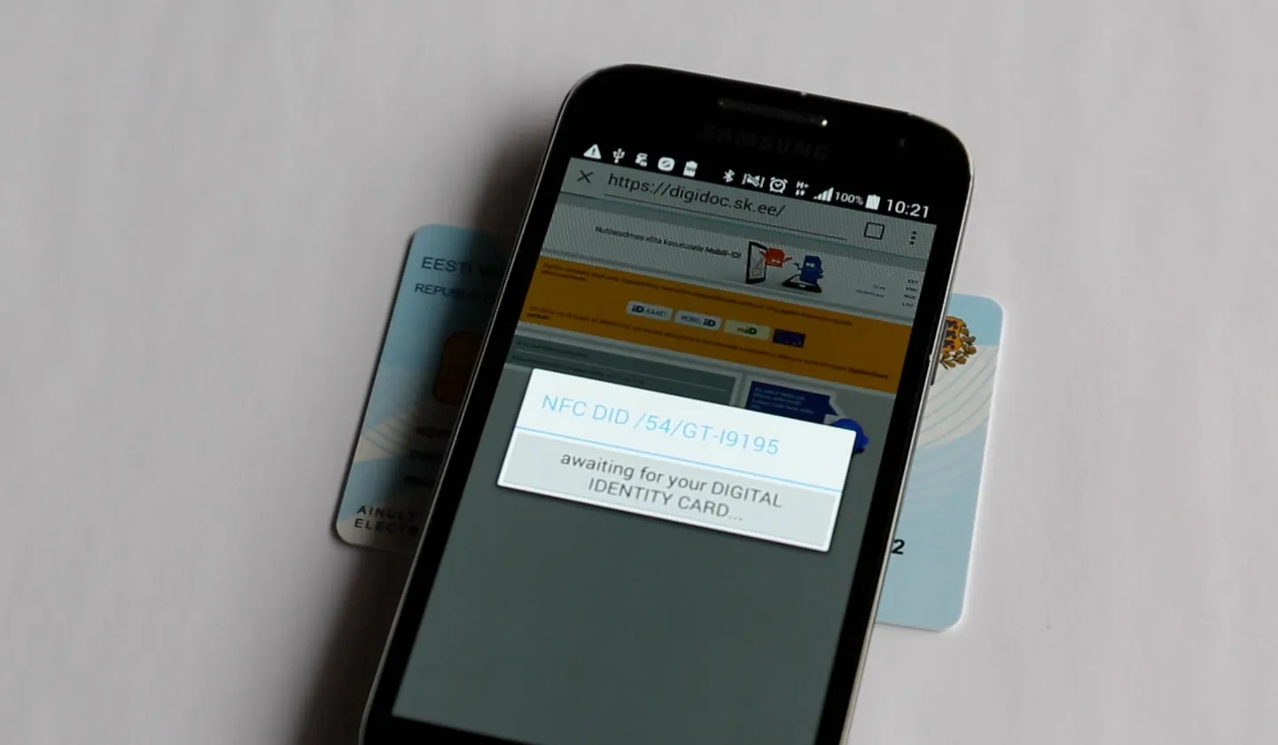 Цифровая подпись через технологию NFC.