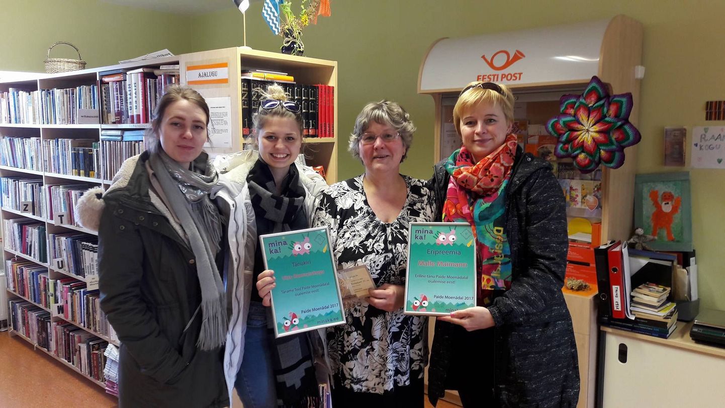 Malle Maimann Viisu raamatukogust (paremalt teine) sai Moenädala eripreemia Paide avatud noortekeskuse töötajatelt Riin Luksilt, Marita Kutsarilt ja Margit Udamilt.