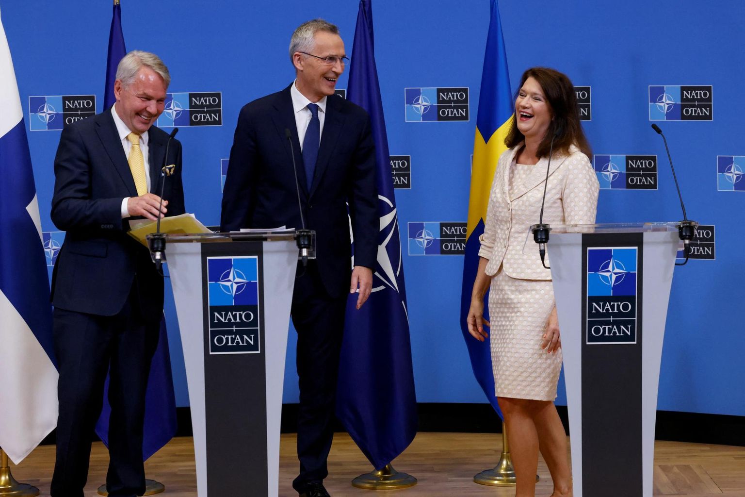 Eile NATOga liitumise protokolli allkirjastamise järel peetud pressikonverentsil olid ühtmoodi rõõmsas tujus nii Soome välisminister Pekka Haavisto (vasakul), tema Rootsi ametikaaslane Ann Linde (paremal) kui ka NATO peasekretär Jens Stoltenberg (keskel).