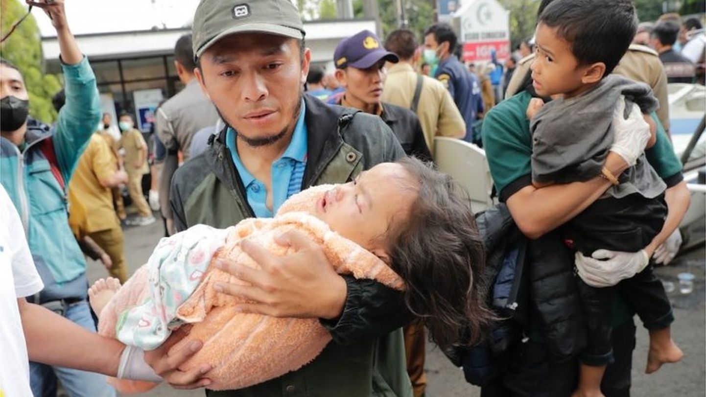 Спасатели перевозят пострадавшего ребенка в больницу в Чианжуре. Восточная Ява, Индонезия, 21 ноября 2022 г.