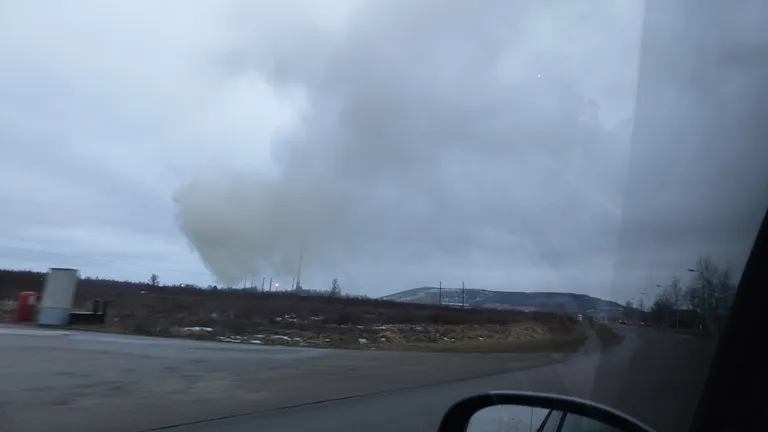 Над заводом VKG в Кохтла-Ярве образовалось облако едкого дыма.