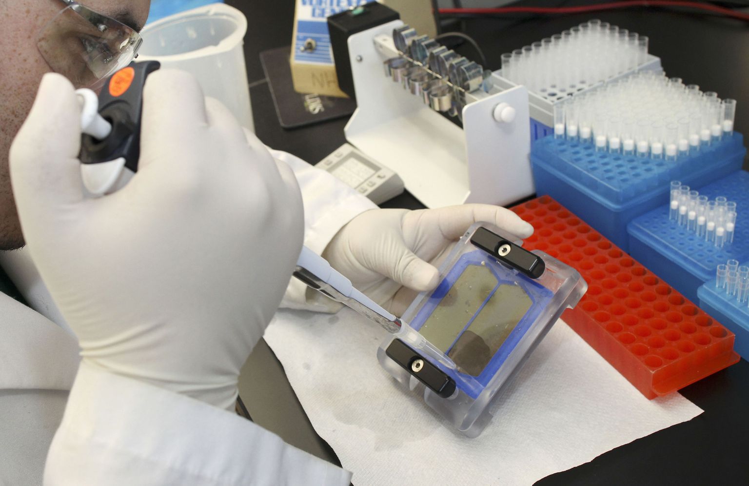 FBI laboratooriumides kuhjuvad DNA-proovid
