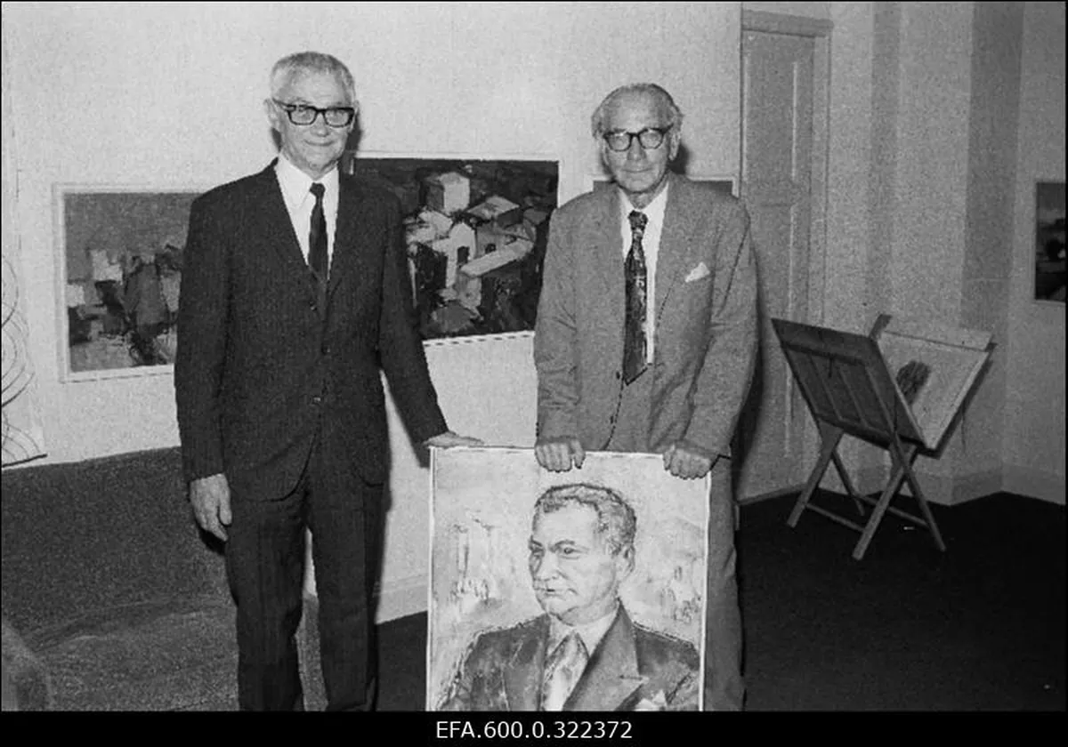 Kirjanik Karl Ristikivi ja kunstnik Eduard Ole Ristikivi 60. juubelil Stockholmi Eesti Majas. Maal: Eduard Ole portree Ristikivist (1969). 01.10.1972.