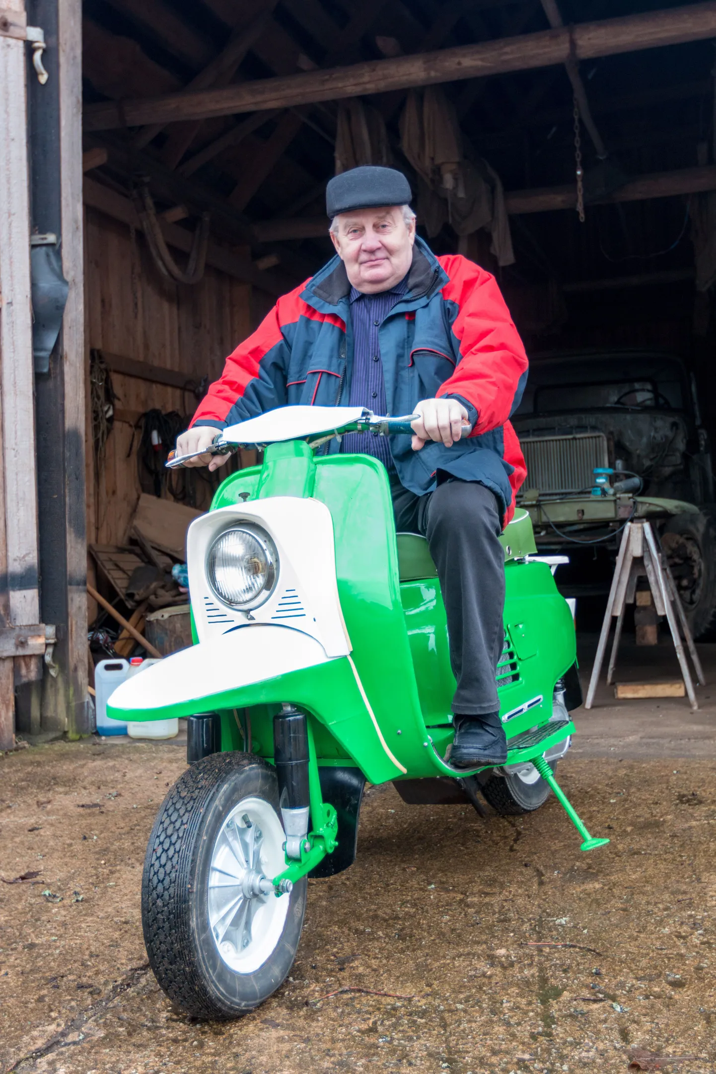 Tembo talu peremees ja tema eelmisel aastal restaureeritud vene motoroller Vjatka V150M aastast 1972. Taamal garaažis ootab oma järge veoauto ZIL-130, mis peaks valmima kevadeks.