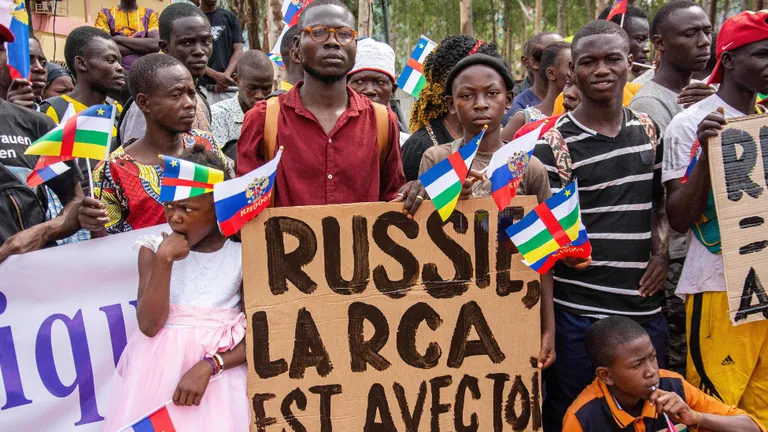 Пророссийский митинг в Банги 5 марта 2022 года.