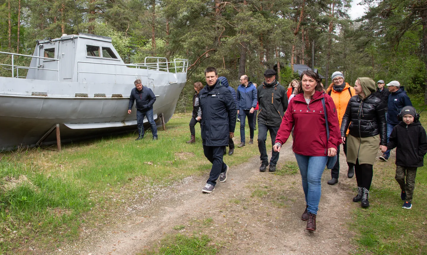Aasta küla hindamiskomisjoni ringkäik algas Anne-Ly Feršeli juhtimisel Kuru külas.