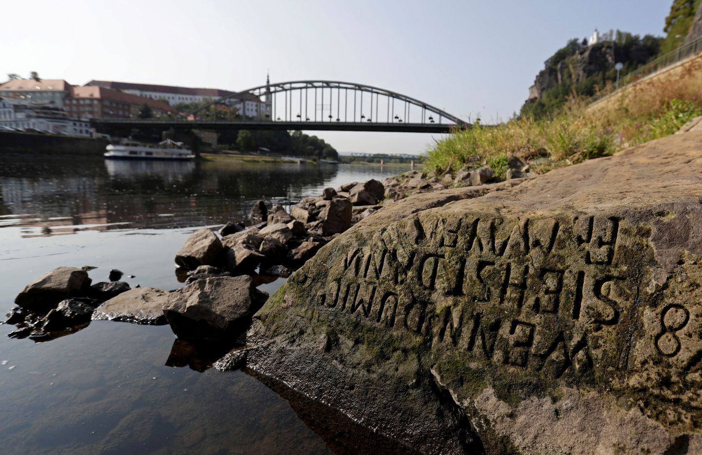 Elbe madal veeseis tõi Tšehhis Decinis 2018. aasta suvel nähtavale nõndanimetatud näljakivi. Ekspertide sõnul seisab Tšehhi tänavu silmitsi viimase 500 aasta rängima põuaga.