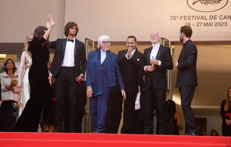 Pauline Pollmann, Diego Le Fur, Director Maiwenn, Johnny Depp, Pierre Richard, Benjamin Lavernhe, Pascal Greggory ja Melvil Poupaud «Jeanne du Barry» esilinastusel Cannes'i filmifestivalil.