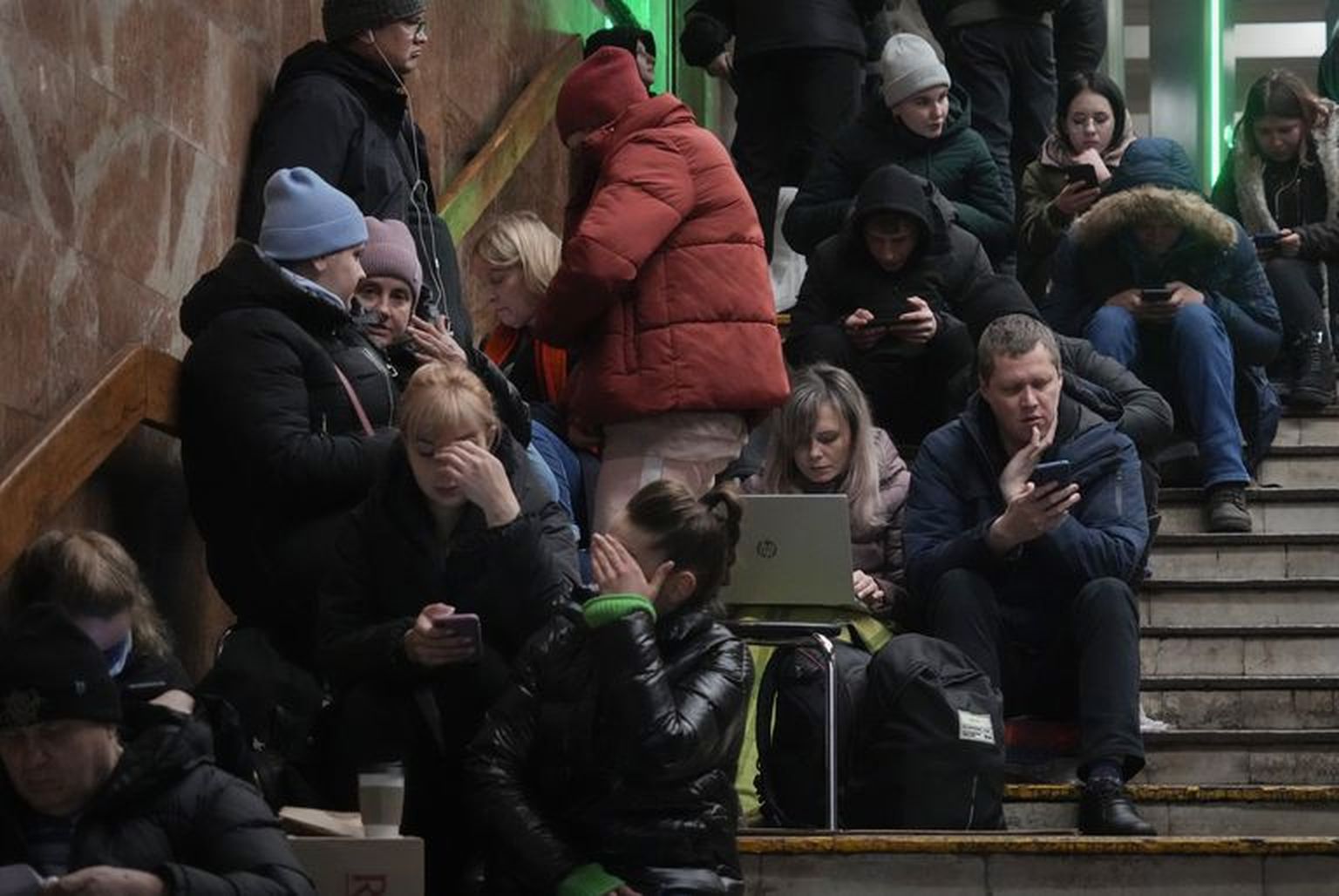 Киевляне прячутся от ракетных ударов в метро.