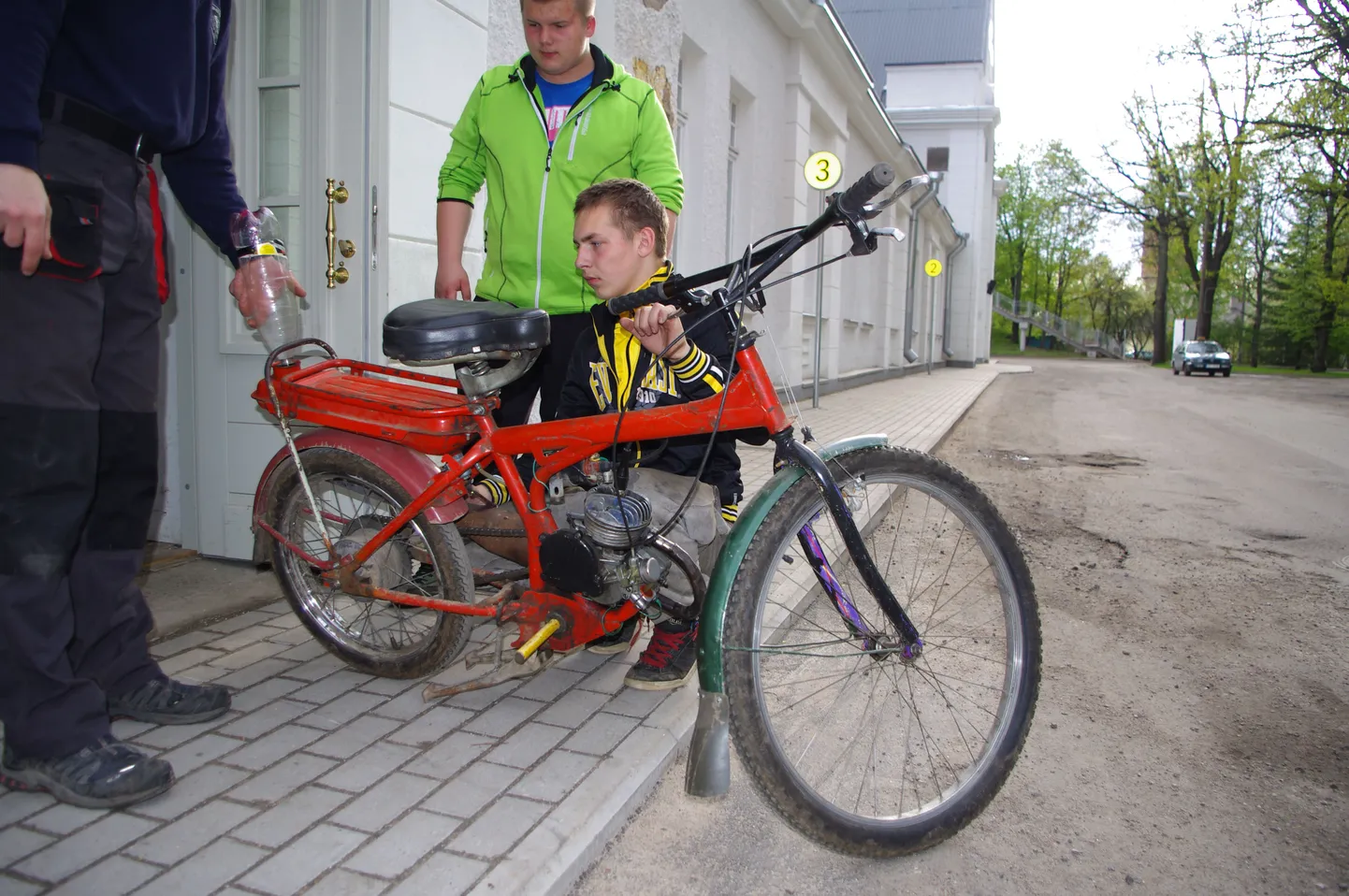 Seekord sääreväristaja häält sisse ei võtnud. Käib arutelu, mis masinal viga võiks olla.