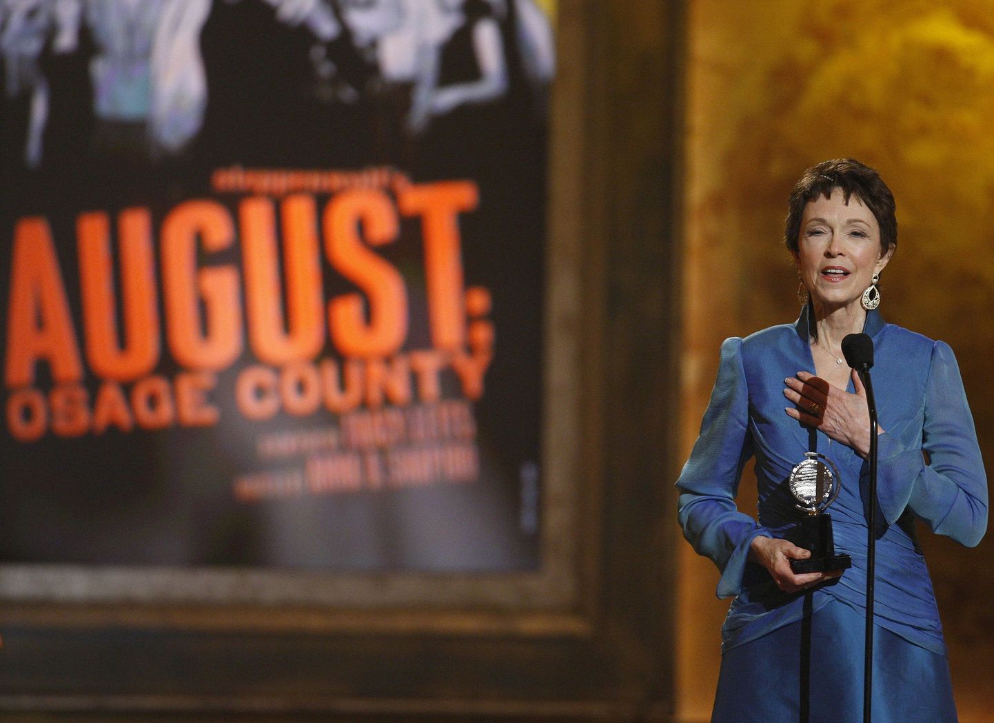 Deanna Dunagan vastu võtmas näidendikategoorias parima naispeaosatäitja Tony auhinda rolli eest näidendis «
«August: Osage County»