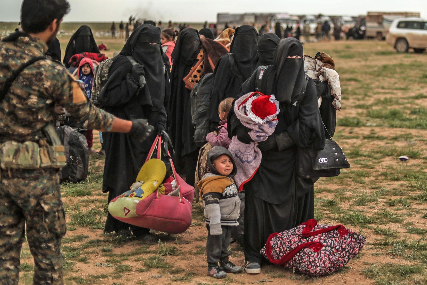 ISISe viimasest kantsist Baghouzist evakueeritutud naised ja lapsed ootavad Süüria Demokraatlike Jõudude (SDJ) kontrollpunktis. SDJi võitlejate sõnul on kõik relvad peidetud naiste riietesse ja kottidesse, meeste käest ei leia nad midagi.