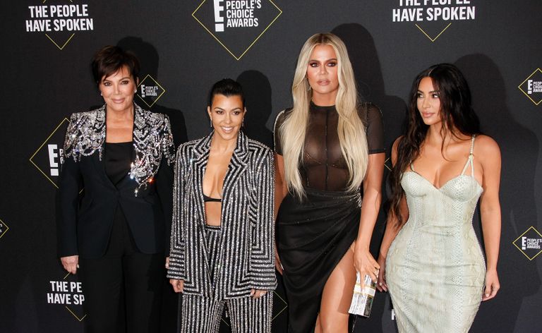 Kris Jenneril (vasakul) on oma esimesest abielust Robert Kardashianiga neli last, neist kolm on tütred (paremalt vasakule) Kim Kardashian West, Khloé ja Kourtney Kardashian. Teisest abielust Caitlyn Jenneriga (sündides Bruce Jenner) kaks tütart, Kendall ja Kylie Jenner.