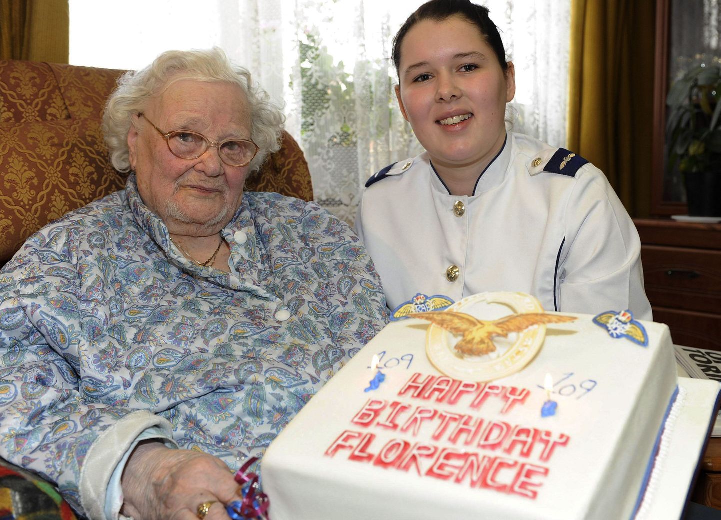 Florence Green koos Briti õhujõudude esindajaga Hannah Shaw'ga ja sünnipäevatordiga aastal 2010, mil veteran sai 109-aastaseks.