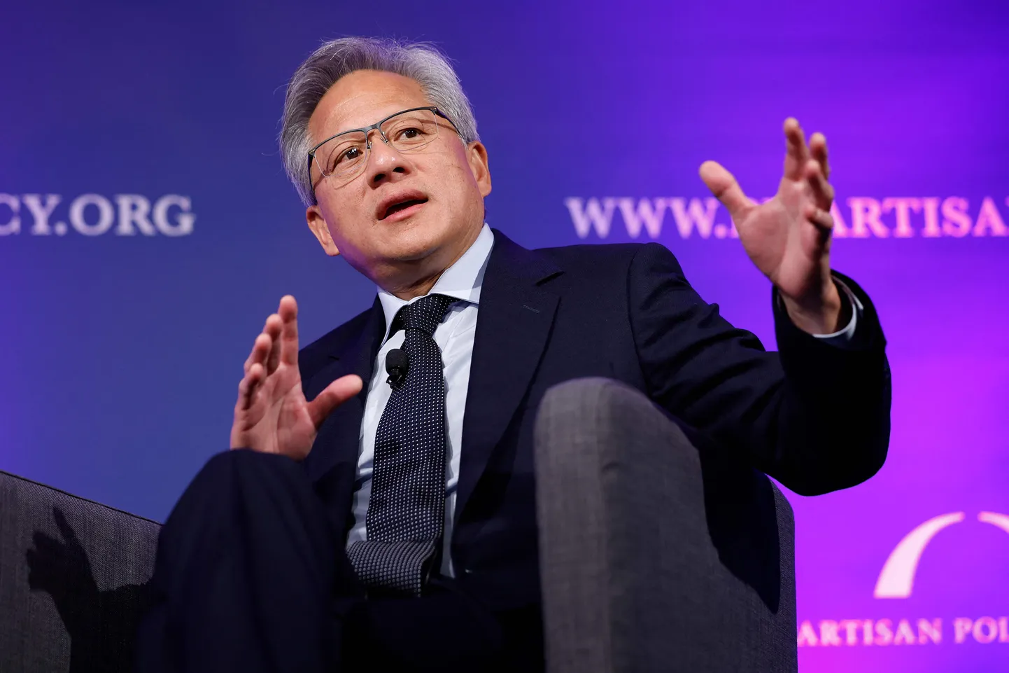 NVIDIA asutaja, president ja tegevjuht Jensen Huang on rääkinud, et masinõpe kasutab suures koguses energiat, kuid tehisintellekti tõhusad arvutusvõimed aitavad pikas perspektiivis energiat säästa