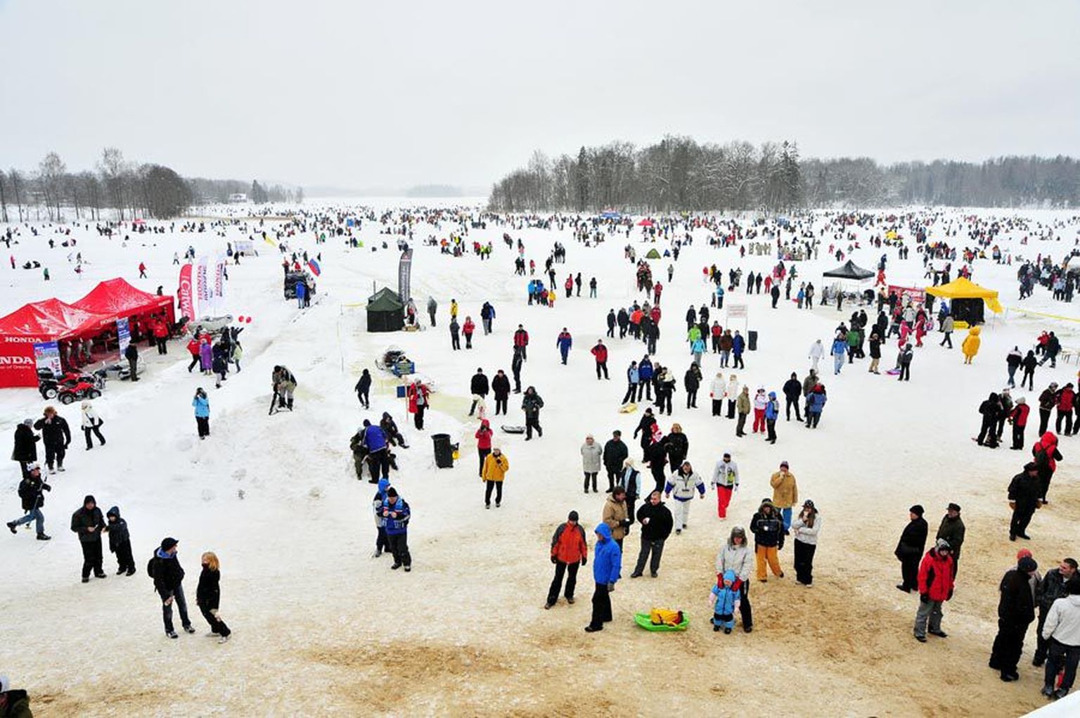 «Kuldkala» on igal aastal toonud Pühajärvele suure ja kirju rahvahulga. Veebruaris peaks samasugust pilti näha olema Viljandi järvel.