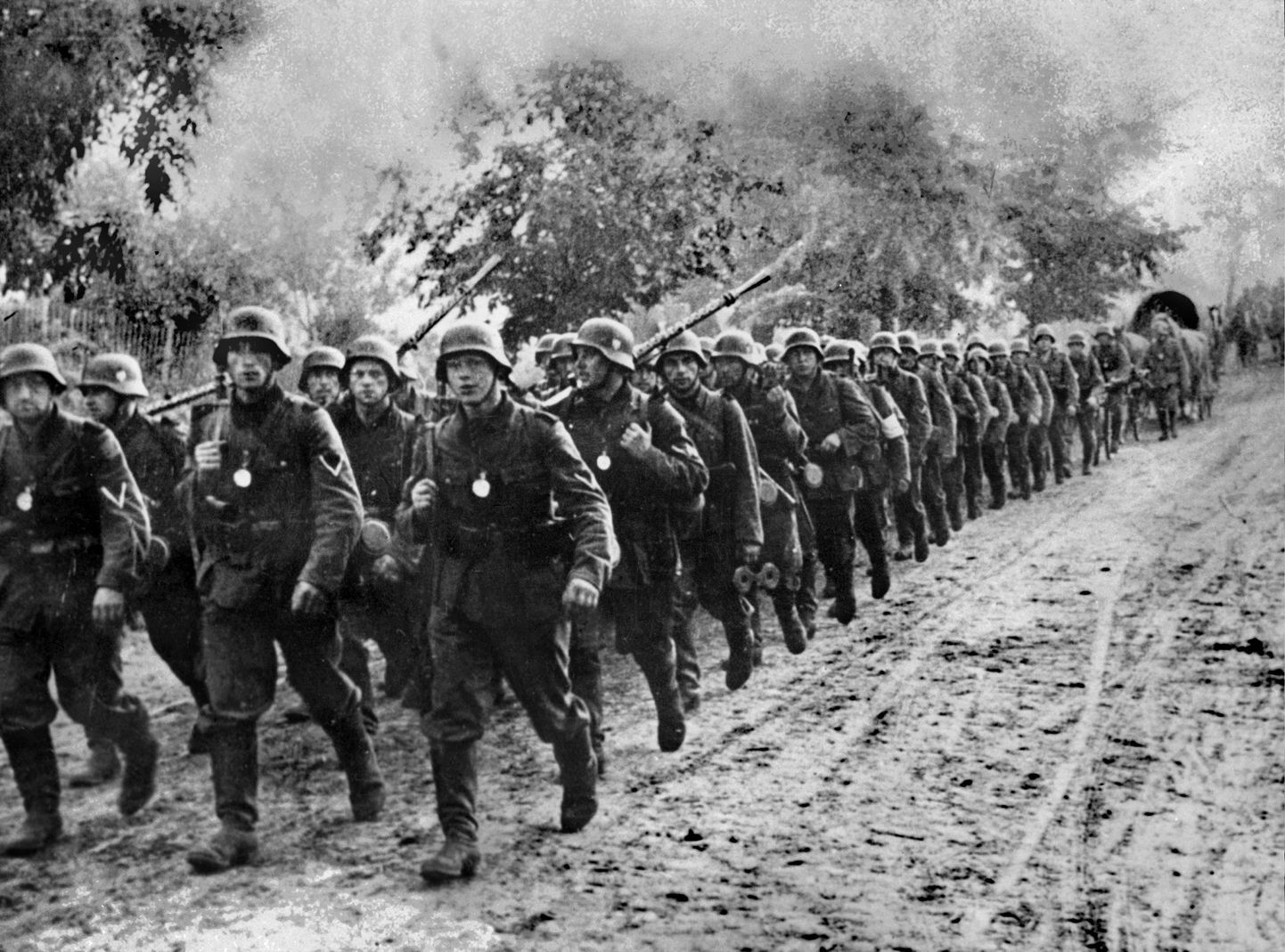 Natsi-Saksamaa sõdurid marsivad pärast Poolale sõja kuulutamist 1939. aasta septembris naaberriiki